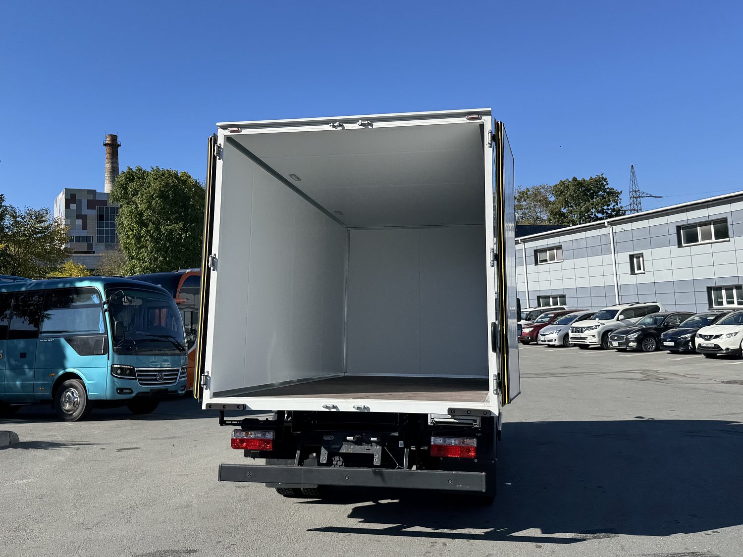 DongFeng Z55L с изотермическим фургоном с полной массой 5.5 т
