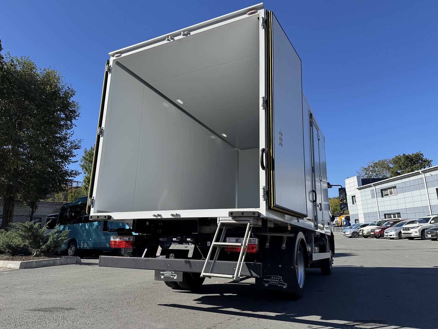 DongFeng Z55L с изотермическим фургоном с полной массой 5.5 т