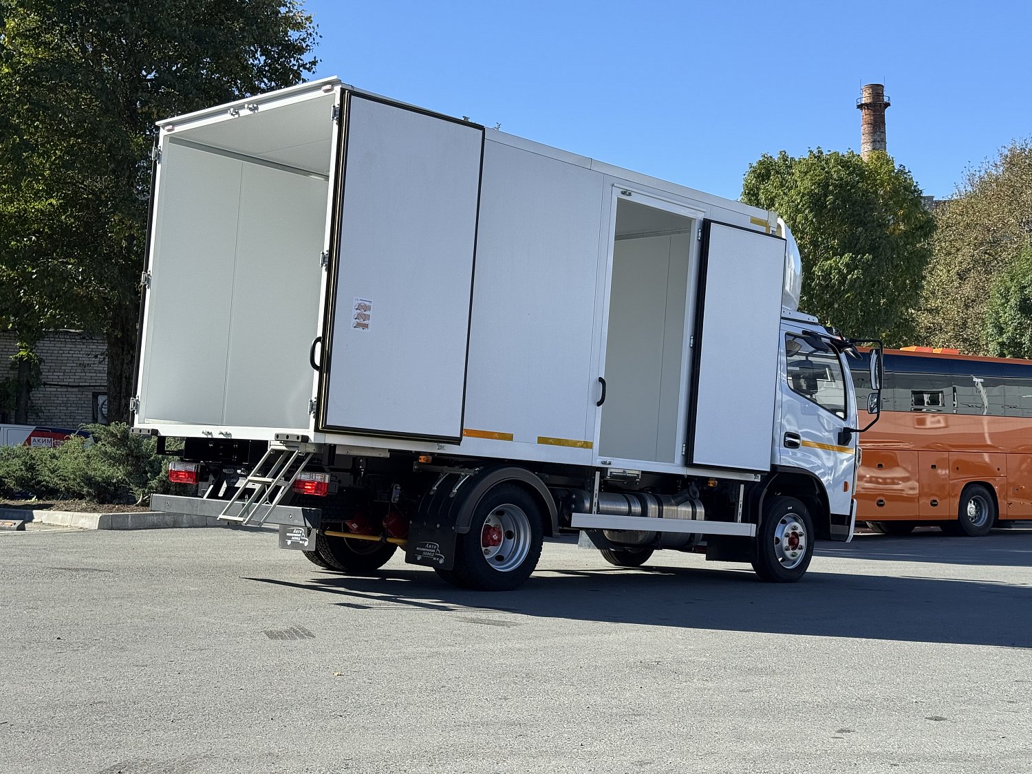 DongFeng Z55L с изотермическим фургоном с полной массой 5.5 т