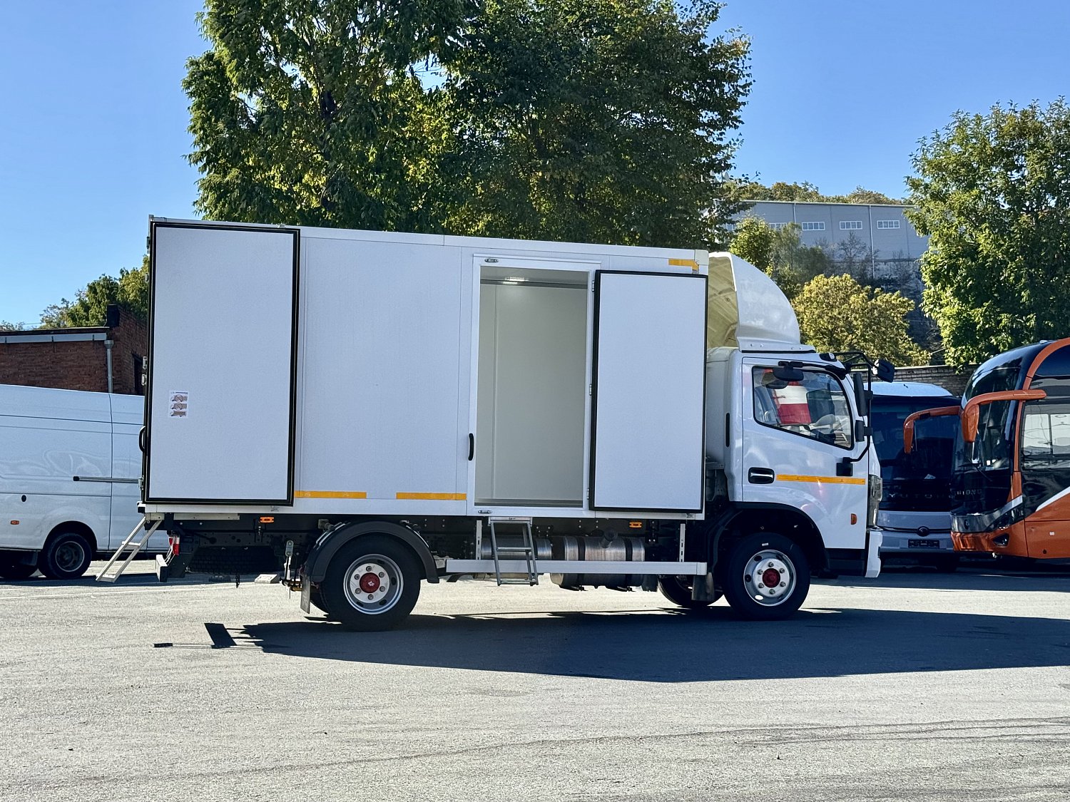 DongFeng Z55L с изотермическим фургоном с полной массой 5.5 т