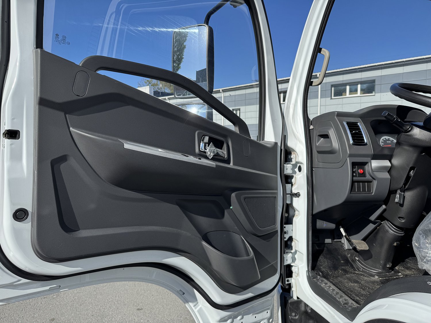 DongFeng Z55L с изотермическим фургоном с полной массой 5.5 т